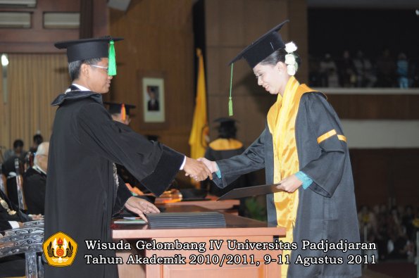 wisuda-fk-oleh-dekan-130