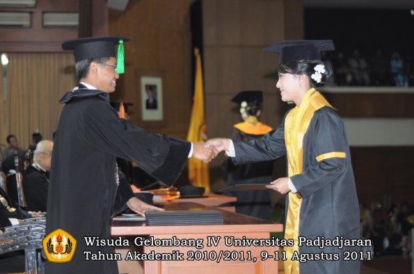 wisuda-fk-oleh-dekan-131