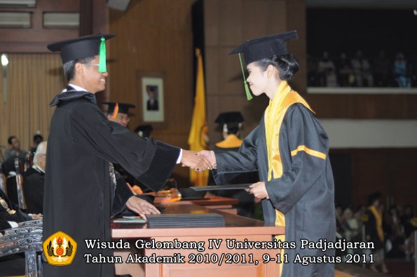 wisuda-fk-oleh-dekan-132