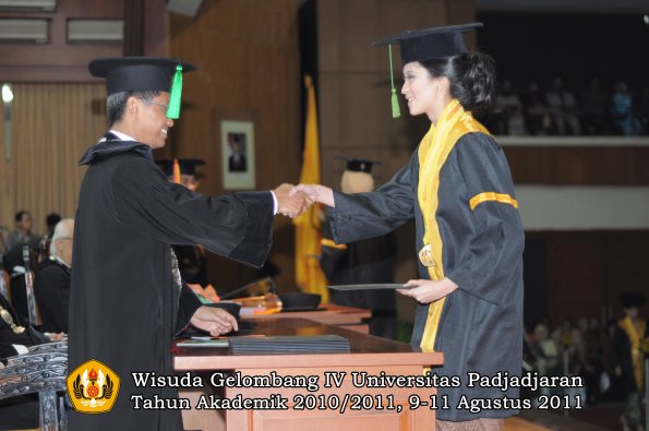 wisuda-fk-oleh-dekan-134