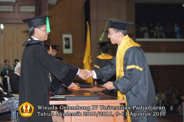 wisuda-fk-oleh-dekan-135