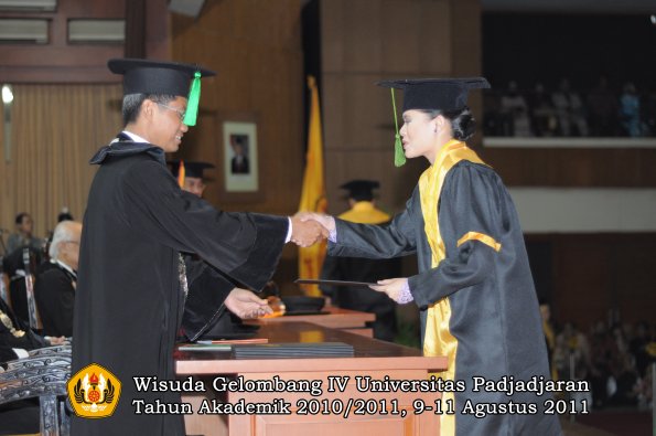 wisuda-fk-oleh-dekan-136