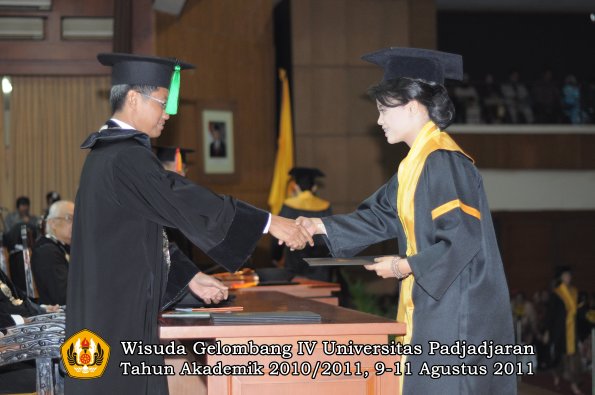 wisuda-fk-oleh-dekan-137