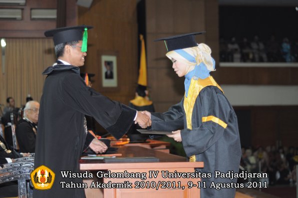 wisuda-fk-oleh-dekan-138