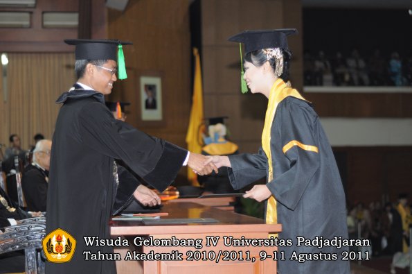 wisuda-fk-oleh-dekan-139