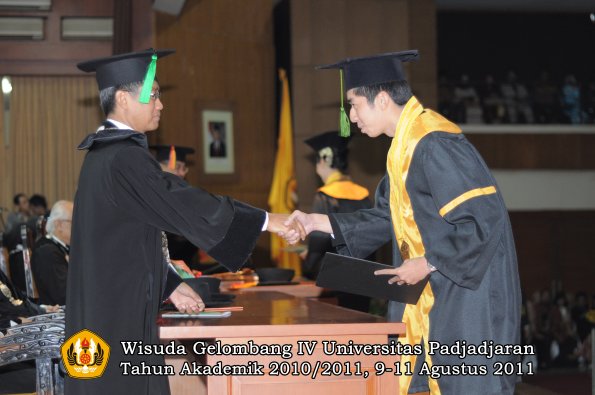 wisuda-fk-oleh-dekan-140