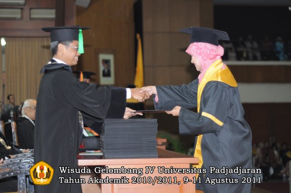 wisuda-fk-oleh-dekan-141