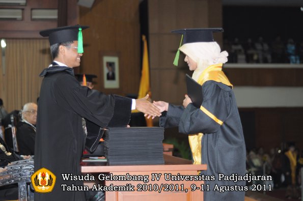 wisuda-fk-oleh-dekan-143