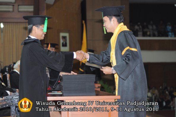 wisuda-fk-oleh-dekan-144