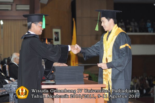 wisuda-fk-oleh-dekan-145