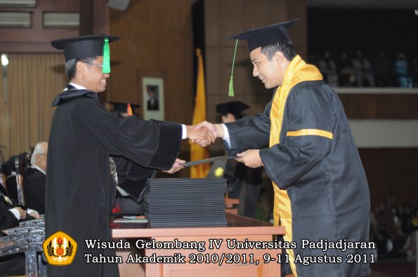 wisuda-fk-oleh-dekan-146