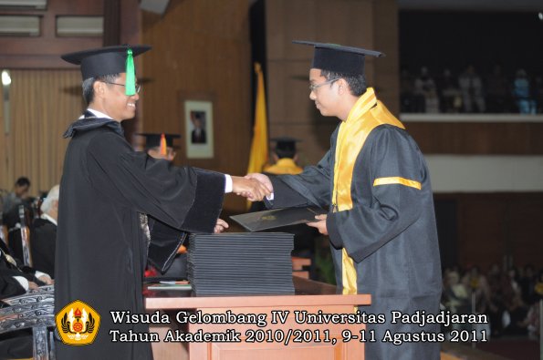 wisuda-fk-oleh-dekan-147