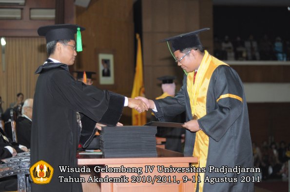 wisuda-fk-oleh-dekan-149