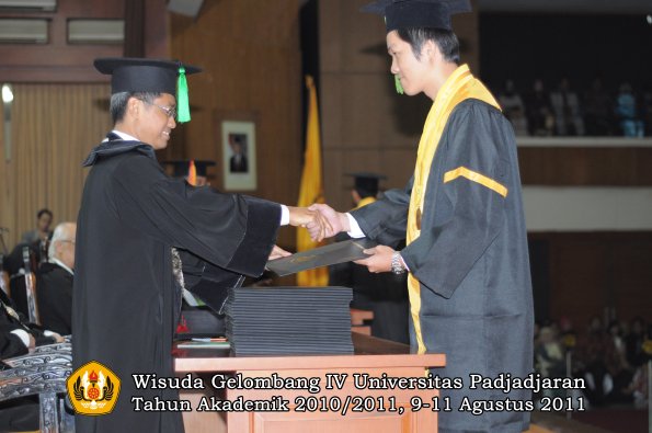 wisuda-fk-oleh-dekan-151