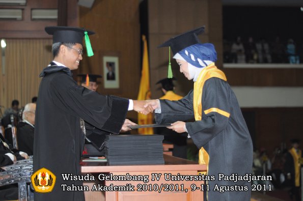 wisuda-fk-oleh-dekan-153