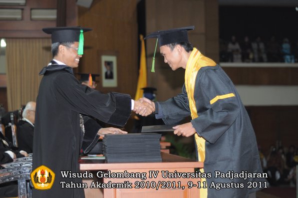 wisuda-fk-oleh-dekan-154