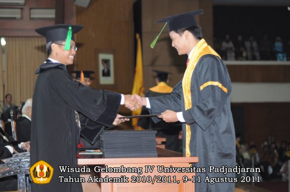 wisuda-fk-oleh-dekan-155