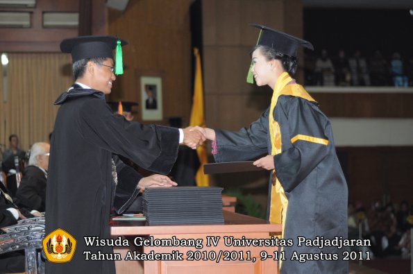 wisuda-fk-oleh-dekan-156