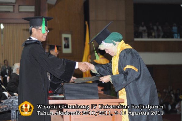 wisuda-fk-oleh-dekan-157