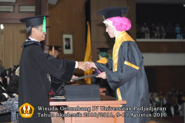 wisuda-fk-oleh-dekan-158