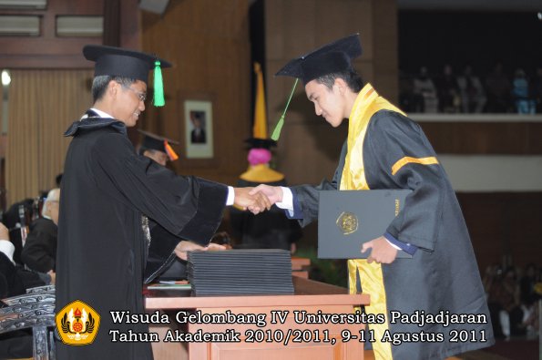 wisuda-fk-oleh-dekan-159