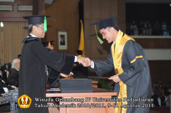 wisuda-fk-oleh-dekan-160