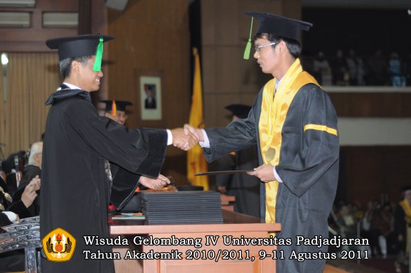 wisuda-fk-oleh-dekan-161