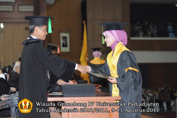 wisuda-fk-oleh-dekan-164