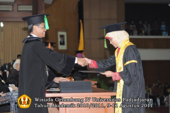 wisuda-fk-oleh-dekan-165