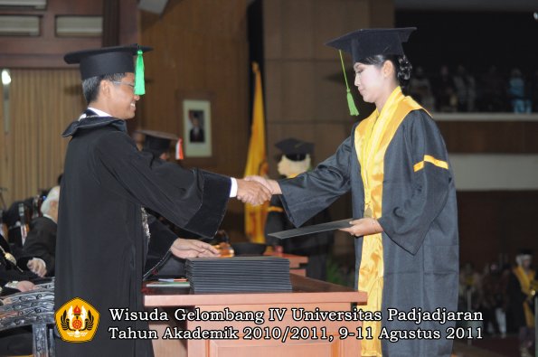 wisuda-fk-oleh-dekan-166