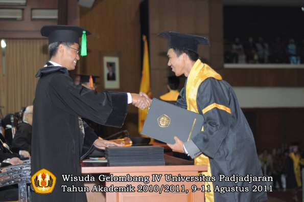 wisuda-fk-oleh-dekan-167