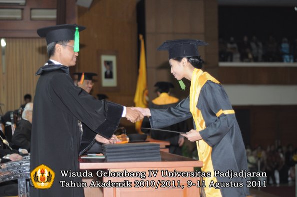 wisuda-fk-oleh-dekan-168