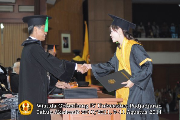 wisuda-fk-oleh-dekan-170