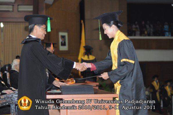 wisuda-fk-oleh-dekan-171