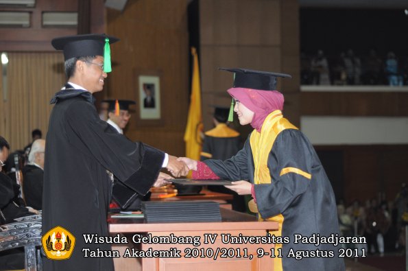 wisuda-fk-oleh-dekan-172