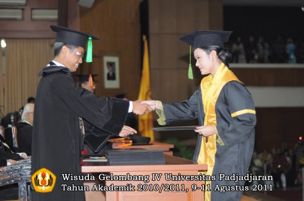 wisuda-fk-oleh-dekan-173