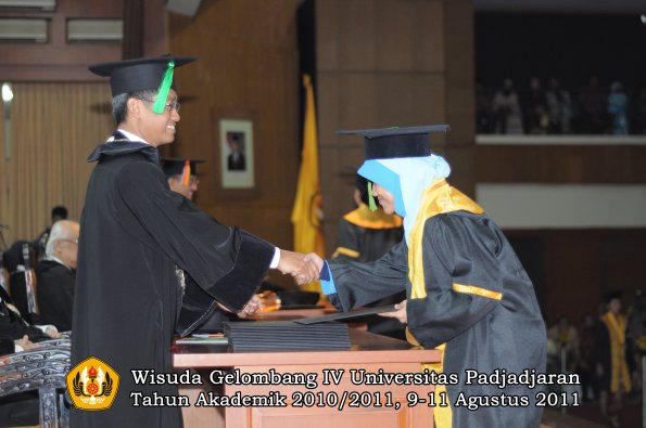 wisuda-fk-oleh-dekan-174