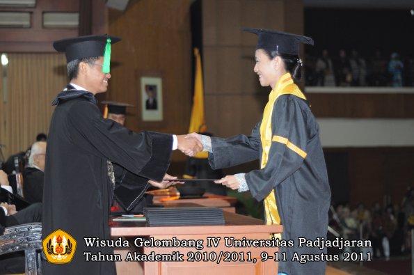 wisuda-fk-oleh-dekan-175