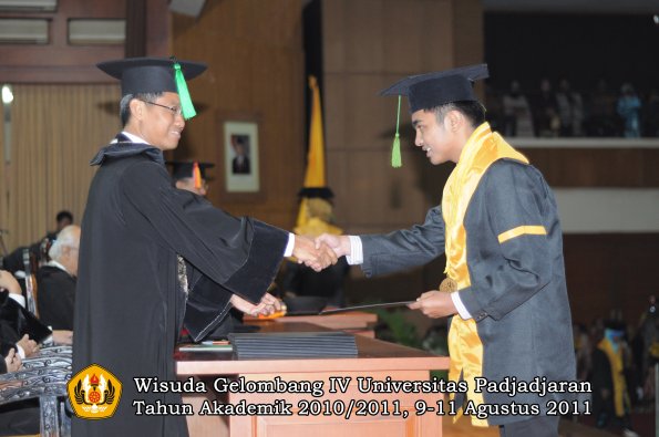 wisuda-fk-oleh-dekan-177