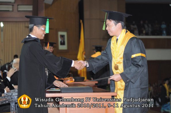 wisuda-fk-oleh-dekan-178