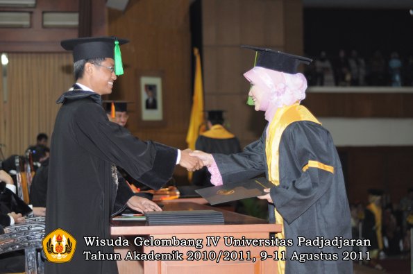 wisuda-fk-oleh-dekan-179