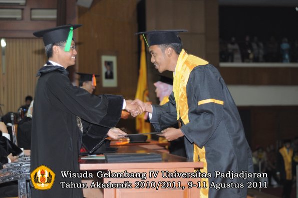 wisuda-fk-oleh-dekan-180