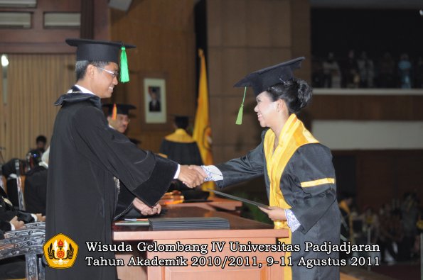 wisuda-fk-oleh-dekan-181