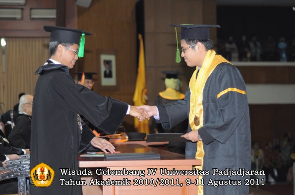 wisuda-fk-oleh-dekan-183