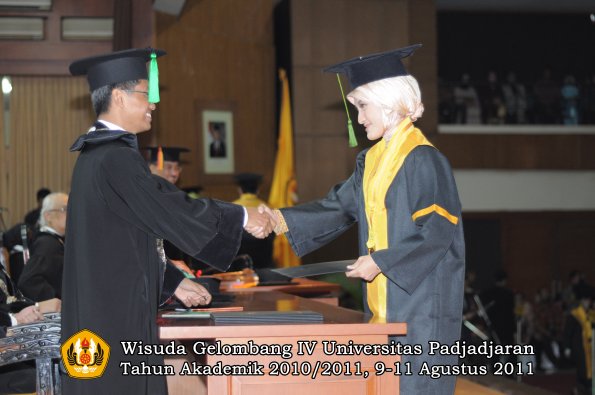 wisuda-fk-oleh-dekan-184