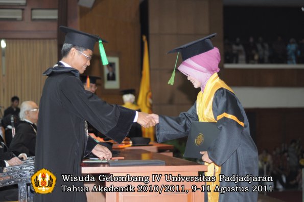 wisuda-fk-oleh-dekan-185