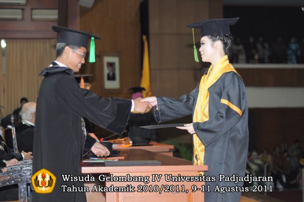 wisuda-fk-oleh-dekan-186