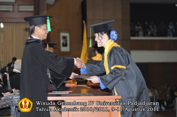 wisuda-fk-oleh-dekan-187