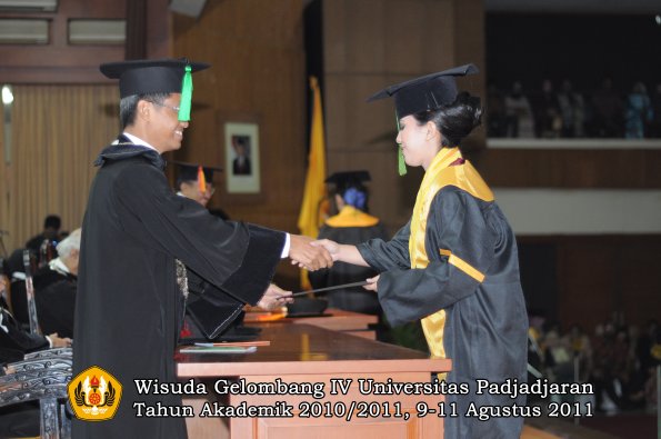 wisuda-fk-oleh-dekan-188