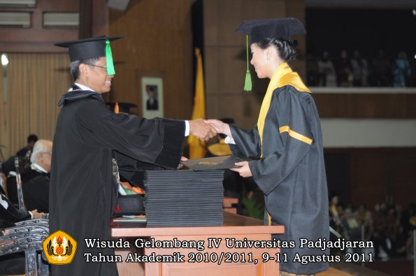 wisuda-fk-oleh-dekan-189